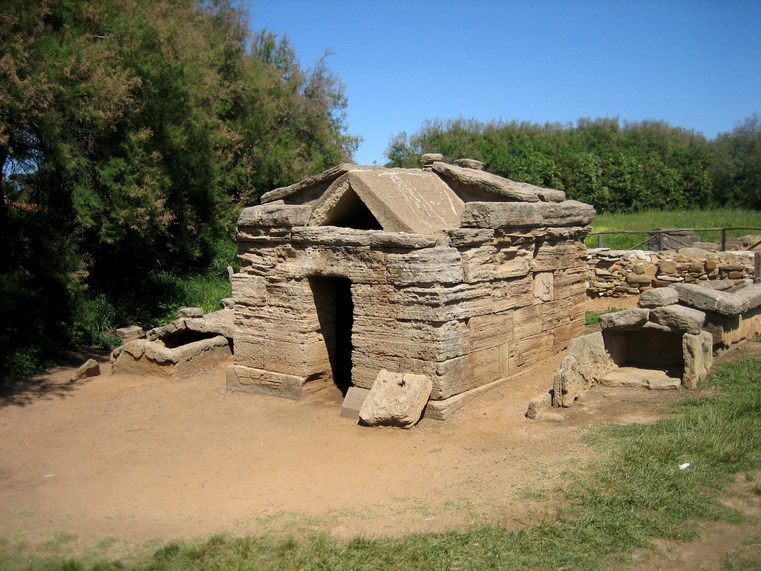 Tomba a edicola vicino populonia